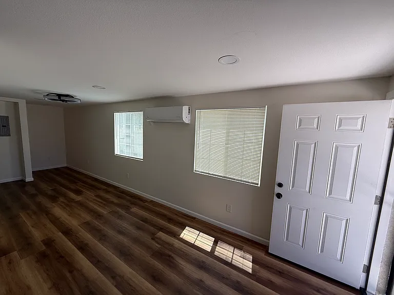 8004 Towne Ave — Photo 5