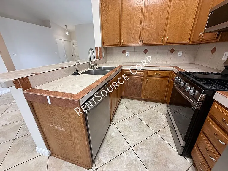 2501 Summerchase Ave — Photo 8