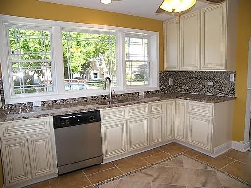 4th image of 513 Geneva Ave