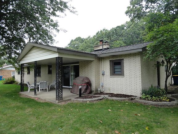 3rd image of 14530 Sylvan St