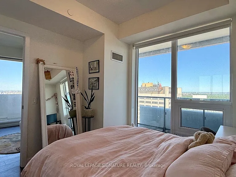 2221 Yonge St #3909 — Photo 10