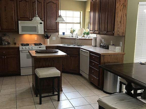 4th image of 1204 Arnold Ln