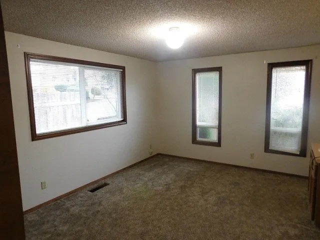 2142 Maplewood Dr S — Photo 10