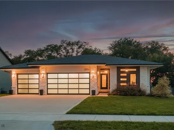 2316 NE Little Beaver Dr, Grimes, IA 50111