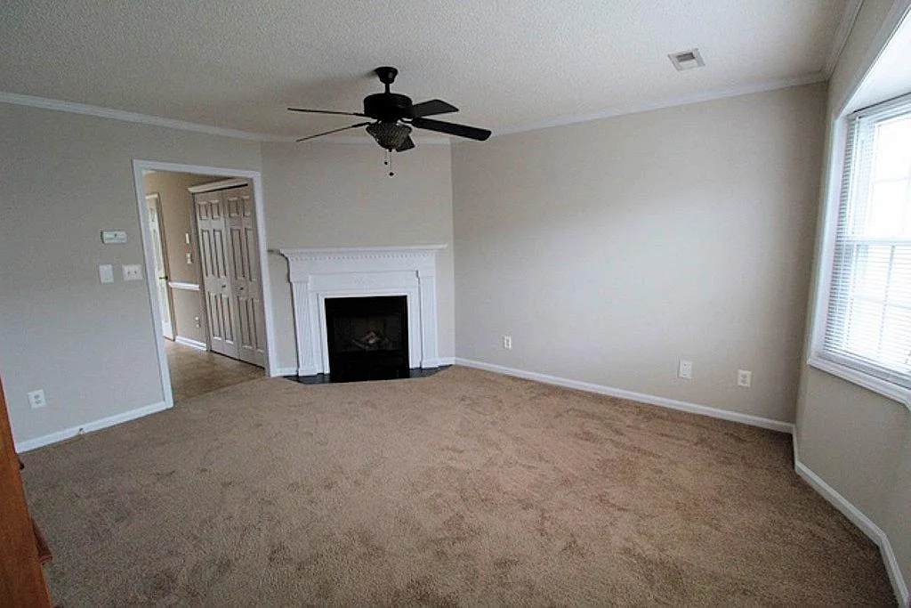 2 bed, 1.5 bath, 1041 sqft, $1,200 — Photo 2