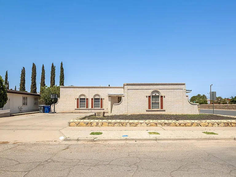 3329 Running Deer Dr — Photo 2