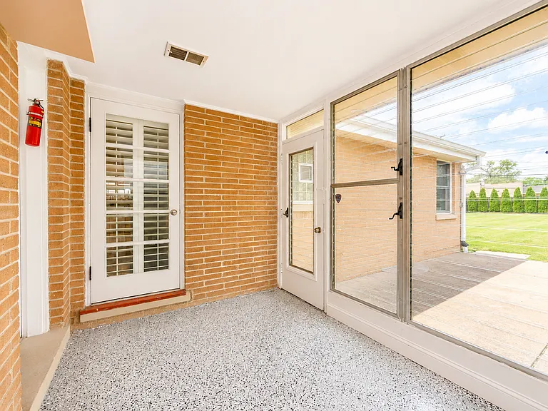 408 S Albert St — Photo 17
