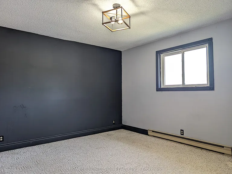 1478 Simcoe St N — Photo 17