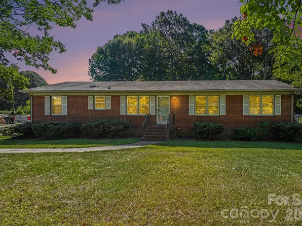1204 Vickie Ln, Matthews, NC 28104