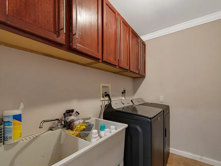 527 E Causeway Blvd — Photo 14