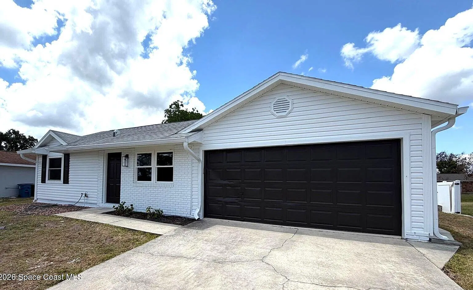 3 bed, 2.0 bath, 1001 sqft, $2,100 — Photo 3