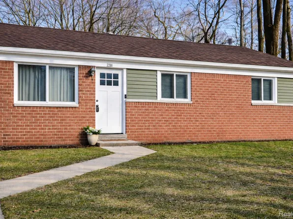 2200 Marston Dr, Waterford, MI 48327