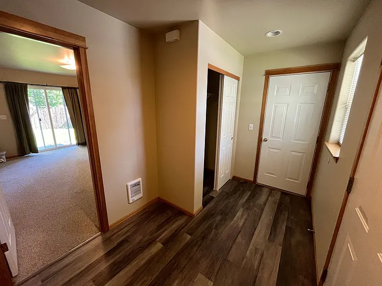 588 SE Roosevelt Ave — Photo 2