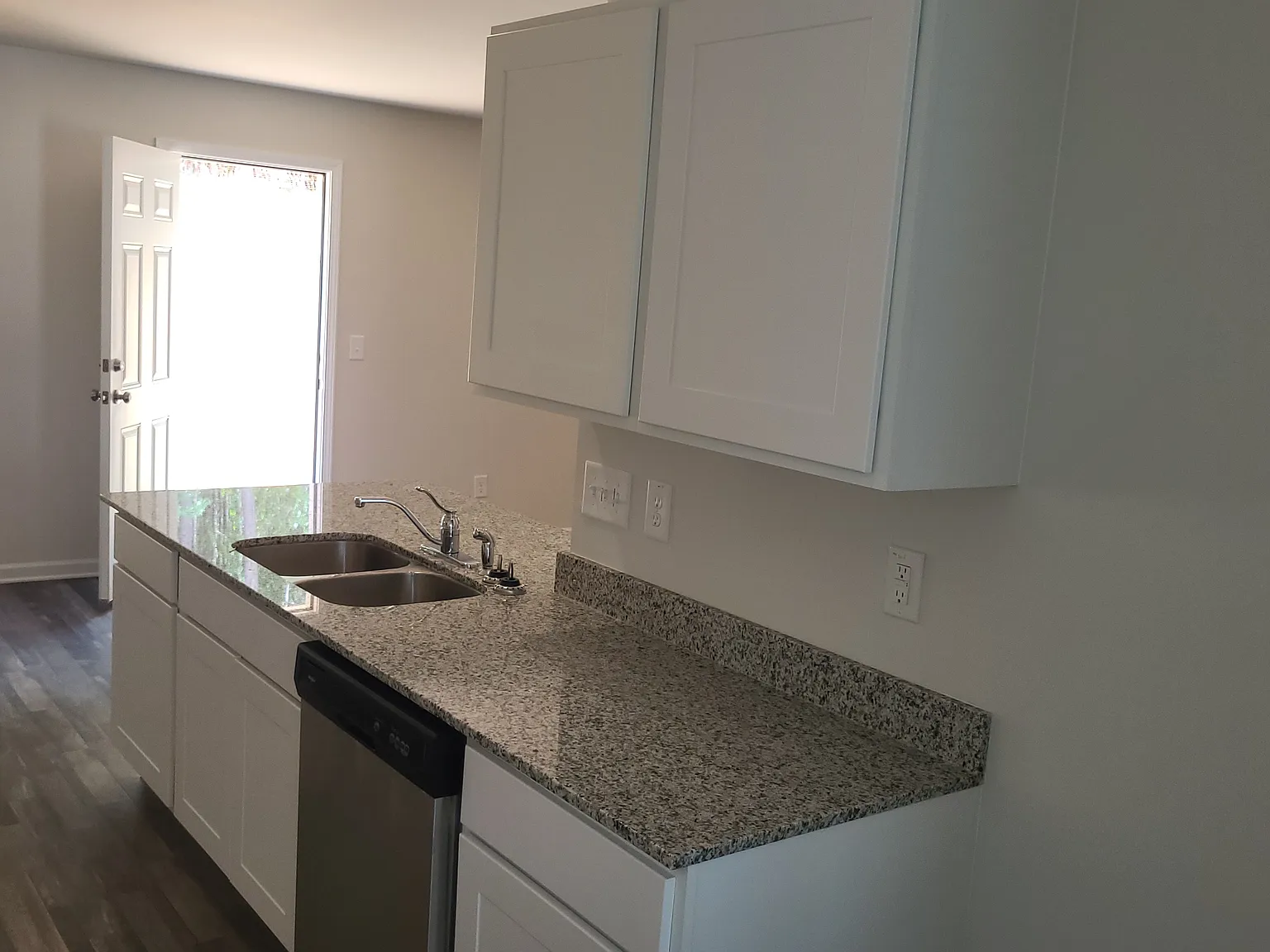 5 bed, 2217 sqft, $2,244 — Photo 3
