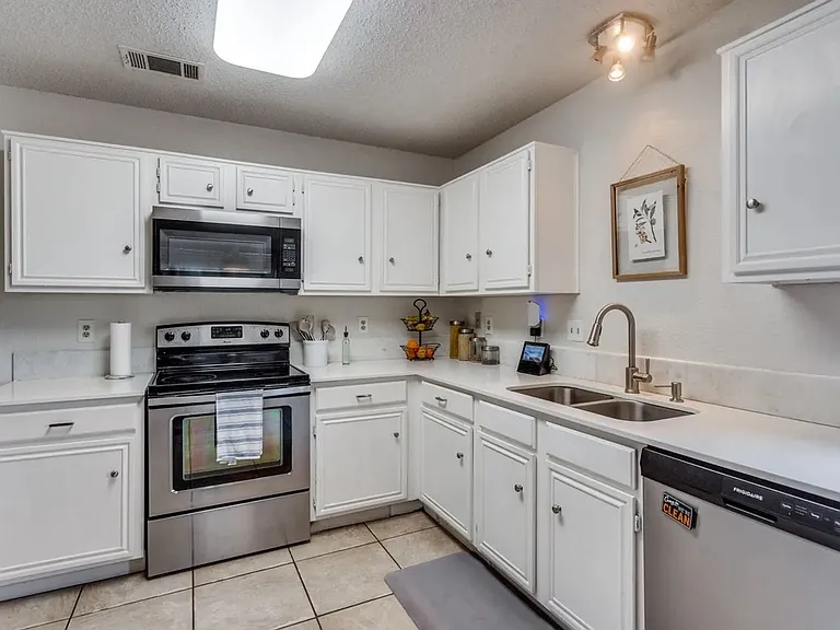 606 Bandera St — Photo 20