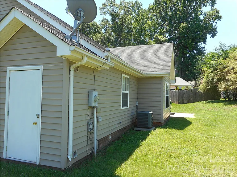 5901 Meadow Hill Dr — Photo 18