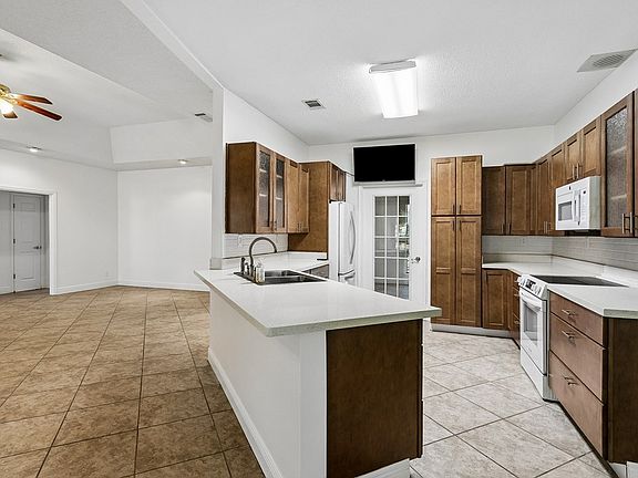 4th image of 18 Point View Dr