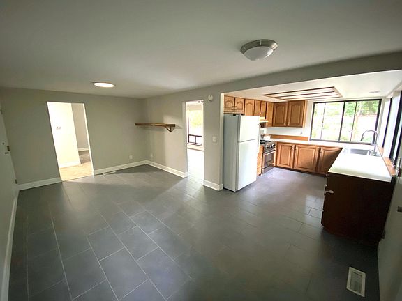 2nd image of 11914 NE 67th Pl