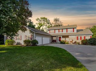 4240 Briar Ridge Ct, Ely, IA 52227