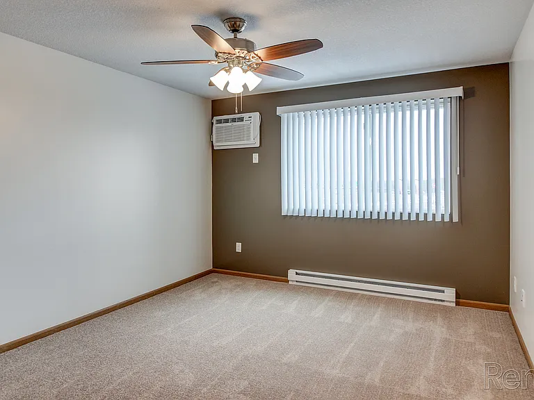 Elm Creek Commons — Photo 10