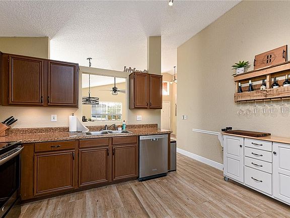5th image of 1075 Sugarberry Trl