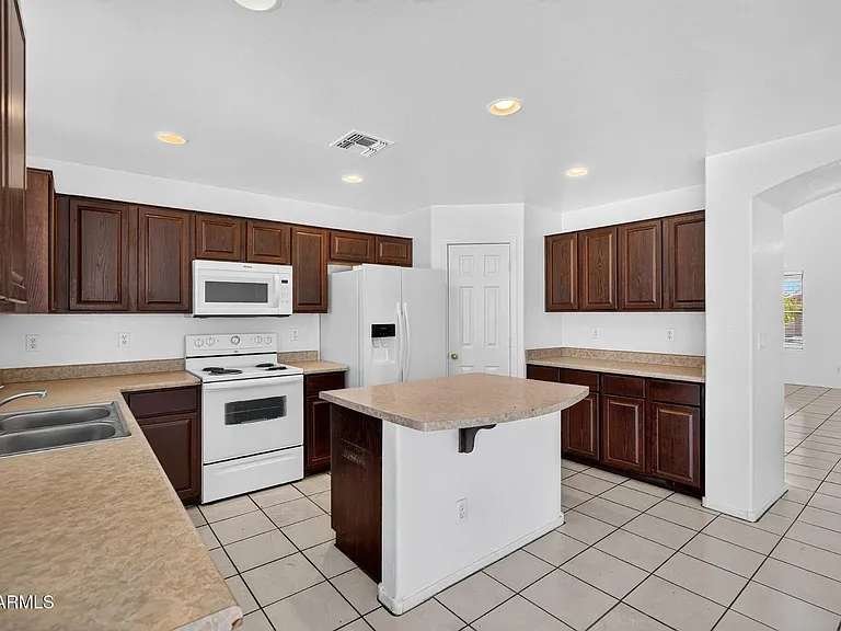 7823 S 48th Ln — Photo 8