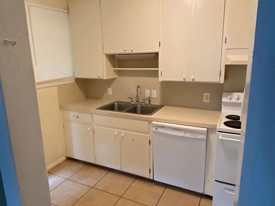 1st image of 127 Oak Forest Dr