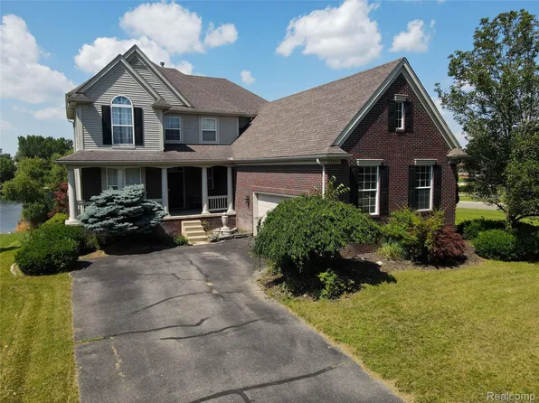 770 Island Lake Dr, Oxford, MI 48371