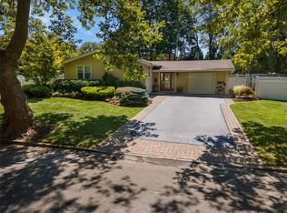 3 Fuller St, Dix Hills, NY 11746