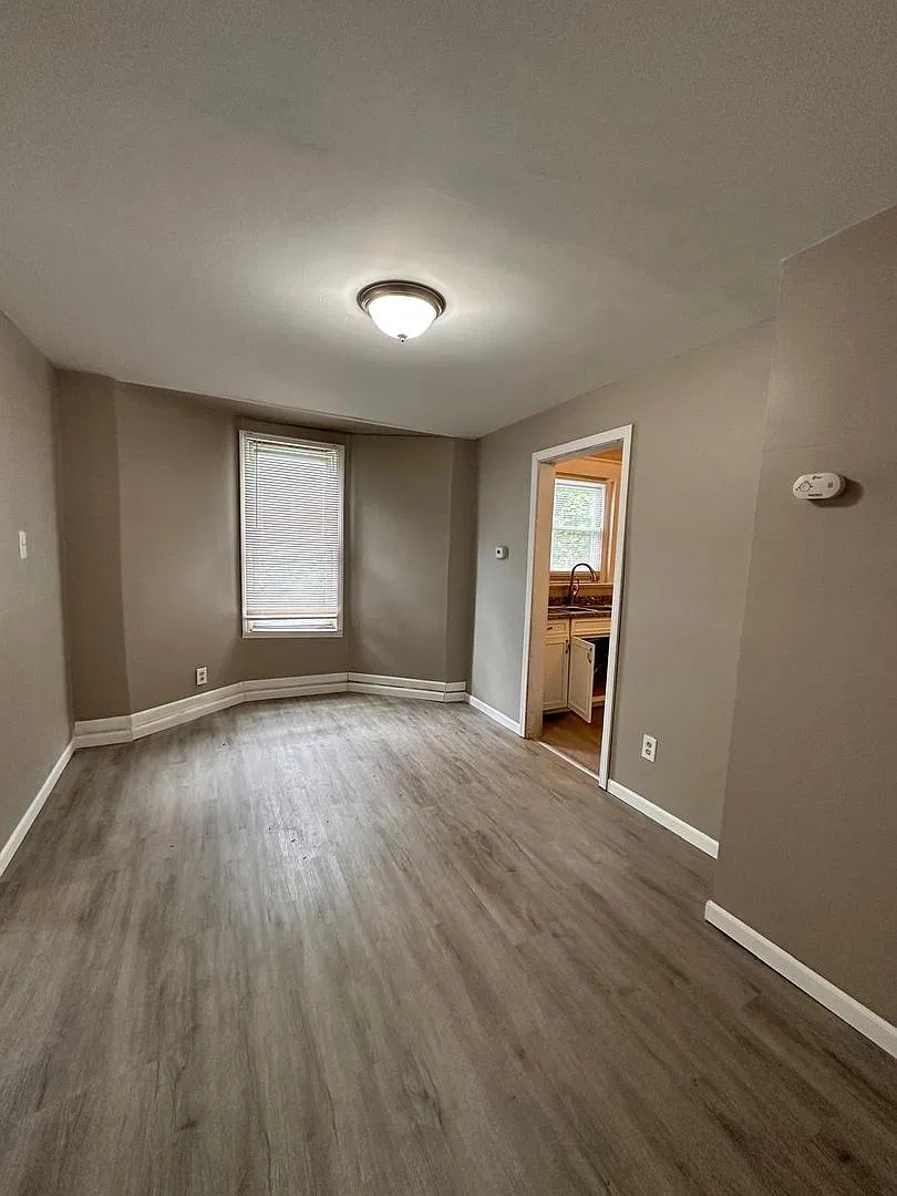 3bedrooms 1 1/2 bathroom. The house is very spacious living room, dining room and full kitchen in... — Photo 2
