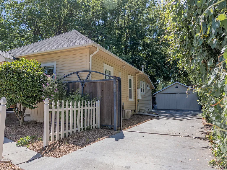 703 Oak Lawn Ave — Photo 82