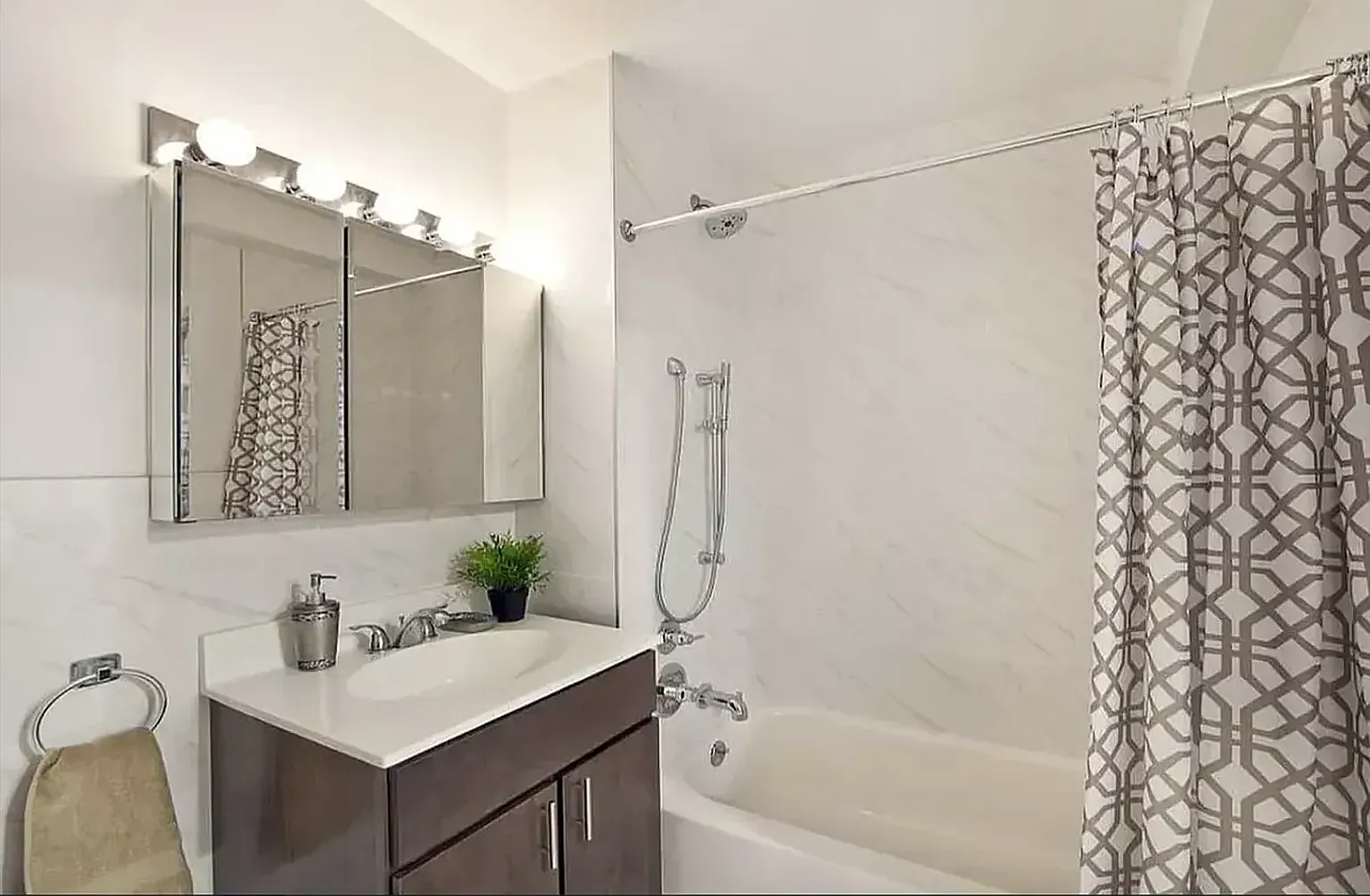 2763 Morris Avenue — Photo 4