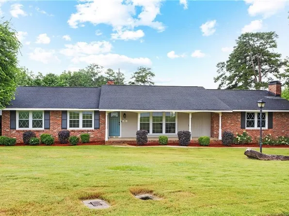 2 Lakewood Cir, Phenix City, AL 36867