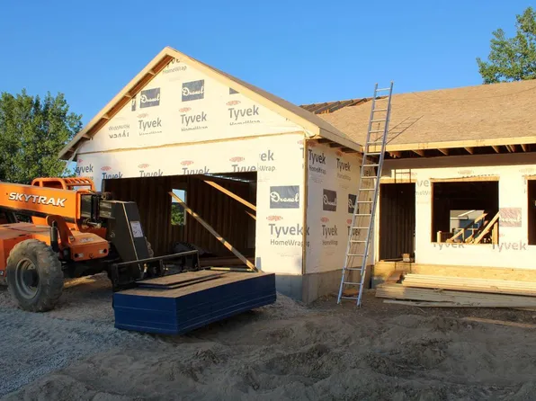 509 Emerald POINT #16, Kewaskum, WI 53040