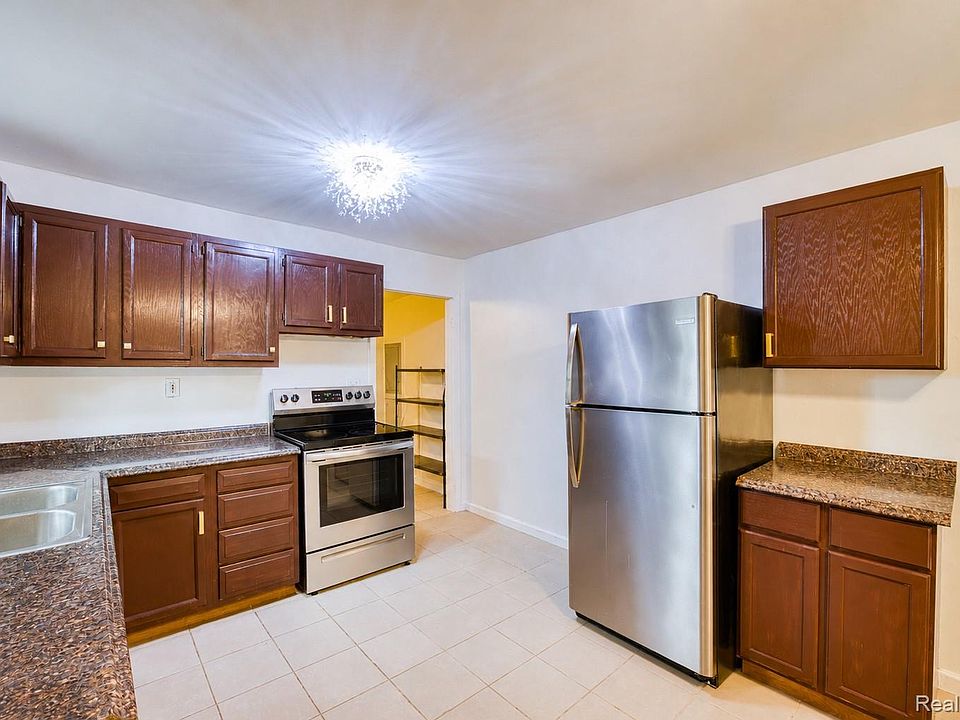 23075 Vance Ave, photo 16
