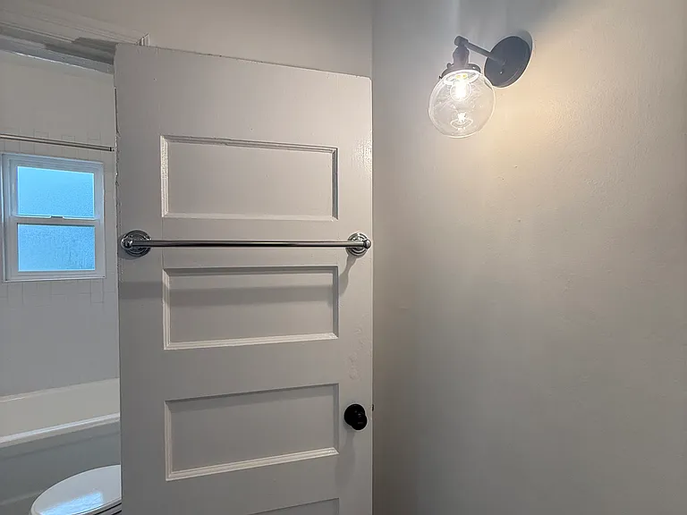 1121 E Chevy Chase Dr #11 — Photo 10