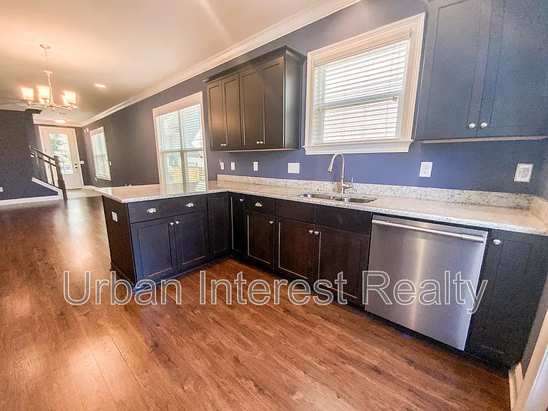 403 King St — Photo 6