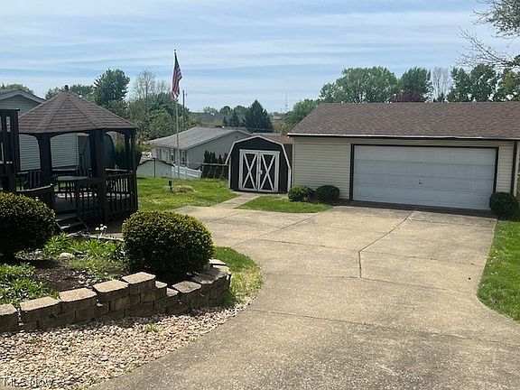 2nd image of 1124 Valley Dr NW