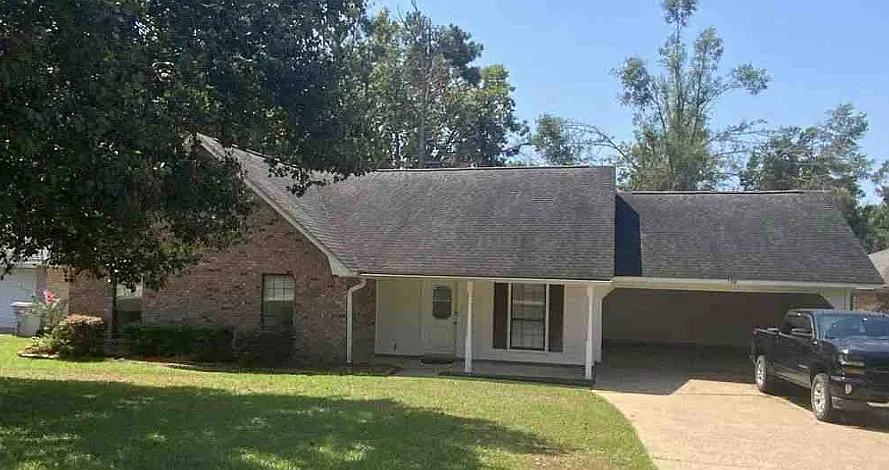 102 Sandhurst Cir — Photo 1