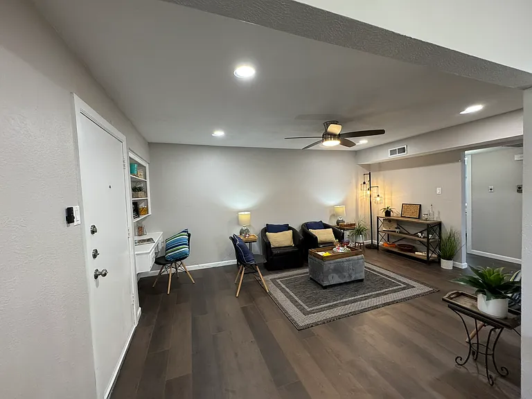4512 Amesbury Dr — Photo 3