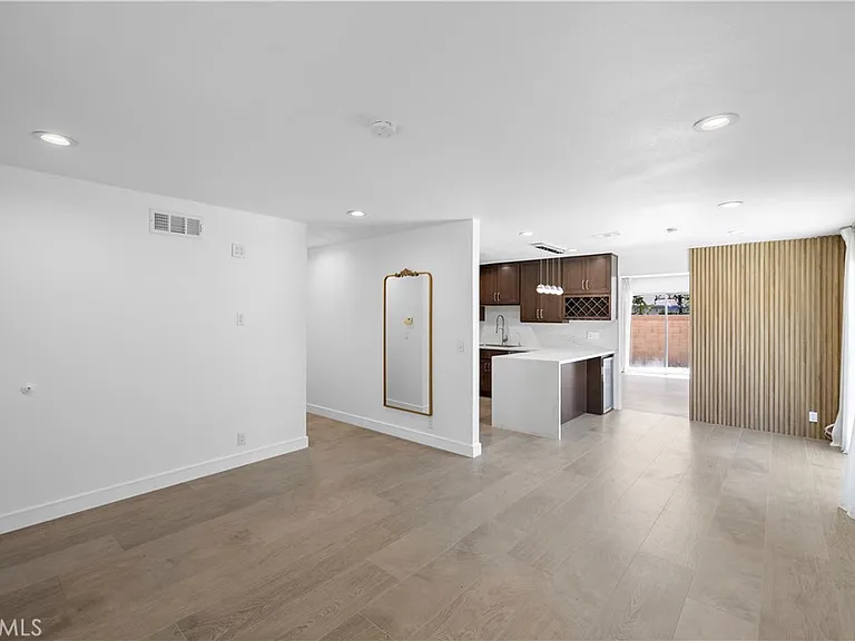 822 E Borchard Ave — Photo 6
