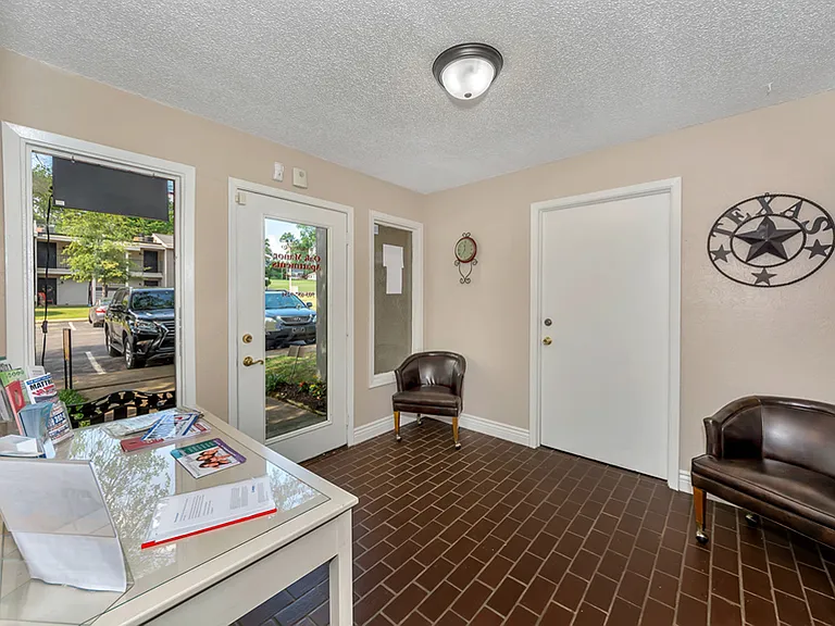 Oak Manor Apartments — Photo 5