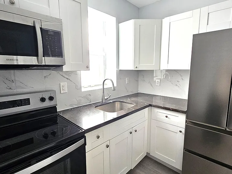 1142 SW 4th St #4 — Photo 13