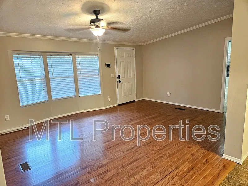 3 bed, 2.0 bath, 1647 sqft, $2,000 — Photo 3
