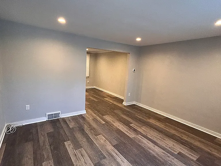 6914 Greenwood St — Photo 4