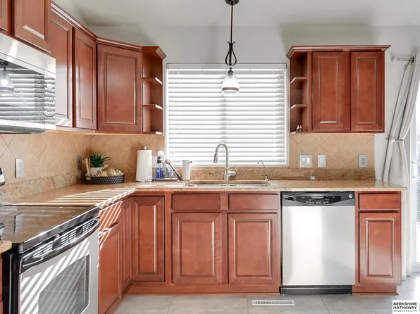 7221 Michelle Ave, La Vista, NE 68128