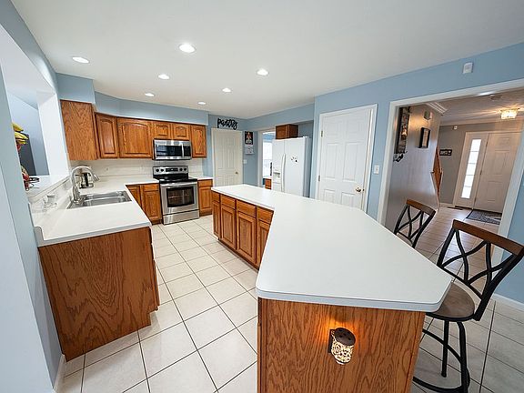 4th image of 5205 Forest View Dr