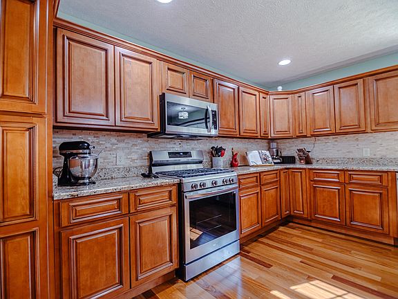 5th image of 1815 Laurel Lake Dr