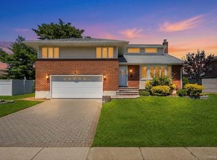 4 Balsam Drive, Hicksville, NY 11801