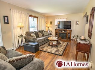 1009 Bowler St, Hiawatha, IA 52233